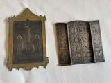 deux petites plaques métalliques sur une surface blanche
