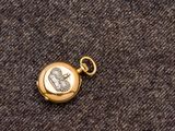 un gros plan d'une montre de poche avec une chaîne en or