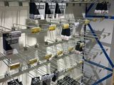 de nombreux types d'appareils électroniques exposés dans un magasin