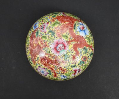 une boîte chinoise en émail cloisonné, ornée d'un dragon et de fleurs