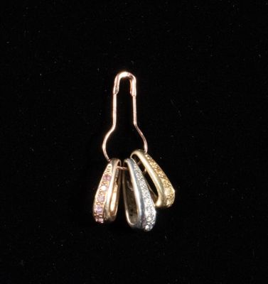 Trois pendentifs mobiles en parure des boucles précédentes r…