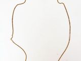 un collier en or auquel est attachée une chaîne
