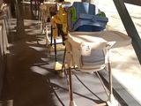une chaise haute au milieu d'une rangée de chaises