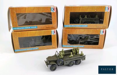 trois coffrets contenant des véhicules militaires miniatures et des figurines militaires