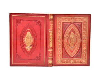 un livre rouge avec un motif doré sur la couverture