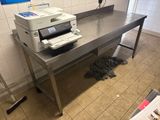 une imprimante posée sur une table dans une cuisine