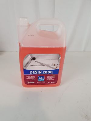 un gros plan d'une bouteille contenant un liquide posée sur une surface blanche