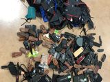 un tas d'objets divers éparpillés par terre