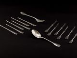 un ensemble de fourchettes et de cuillères posées sur une surface noire