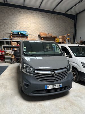 deux fourgonnettes garées l'une à côté de l'autre dans un garage
