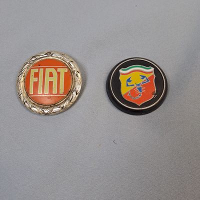 FIAT Insigne ancien en métal et logo Abarth en plastique