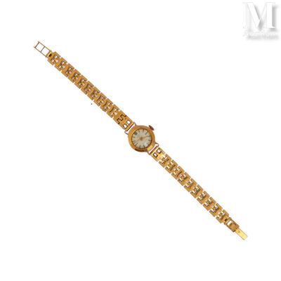gros plan d'une montre en or sur fond blanc