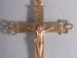 crucifix plaqué or auquel est suspendue une croix sur le côté