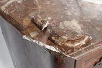 Petite commode galbée en placage de bois de violette ouvrant… (photo 5)
