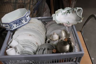 un panier rempli de vaisselle et de la vaisselle sur une table