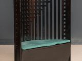 un banc en bois sur lequel est posé un coussin vert