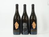 trois bouteilles de vin posées l'une à côté de l'autre sur une table