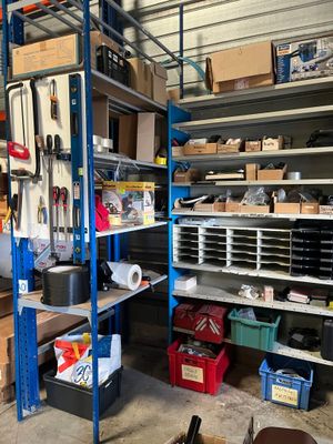 un garage où les étagères regorgent d'outils et de matériel