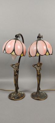 deux lampes coiffées d'abat-jour roses, placées l'une à côté de l'autre