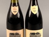 deux bouteilles de vin posées l'une à côté de l'autre sur une table