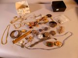 une table sur laquelle sont posés de nombreux bijoux