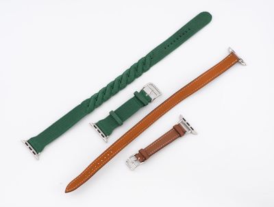 trois bracelets de montre en cuir vert et marron posés sur un fond blanc