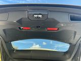 vue arrière d'une voiture, avec le soleil qui brille à travers la vitre