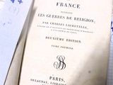 un livre sur lequel est posé un morceau de papier