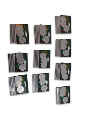 plusieurs morceaux de papier découpés en différentes formes et tailles, posés sur une surface blanche