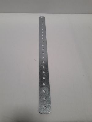 gros plan d'un morceau de métal sur une surface blanche