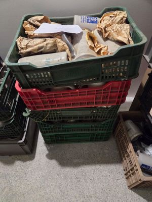 deux paniers remplis de nourriture posés par terre