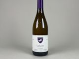 la bouteille de vin blanc est posée sur la table