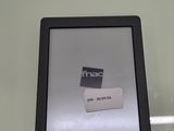une photo d'un Kindle posé sur une table