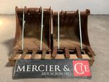 une caisse en bois sur laquelle est accrochée une pancarte indiquant « Mercier & Co »