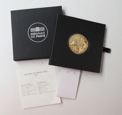 un gros plan d'une boîte noire contenant une pièce d'or