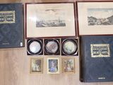 une table sur laquelle se trouvent de nombreux livres et photos