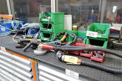 Lot d'outillages pneumatiques comprenant : 4 meuleuses à dis…