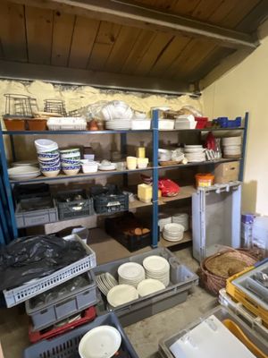 beaucoup d'assiettes et de bols sur les étagères de la cuisine