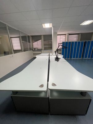 deux bureaux au milieu d'une pièce vide