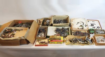une table sur laquelle sont posés de nombreux objets hétéroclites