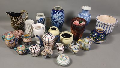 de nombreux vases différents disposés ensemble sur la table