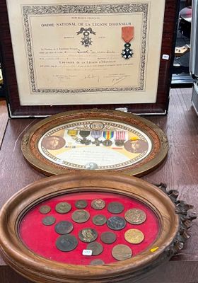 une table en bois sur laquelle se trouvent un plateau rempli de pièces de monnaie et une plaque