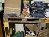 une boîte en carton sur laquelle est posée une paire de lunettes