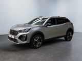 un SUV argenté garé dans une pièce aux murs blancs
