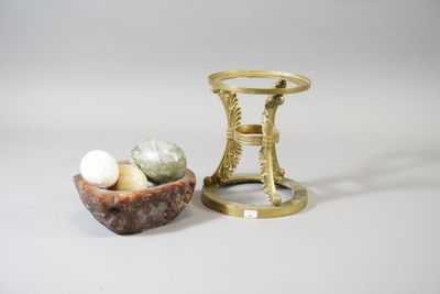 Cendrier et 3 œufs en pierre dure, on y joint une monture en…