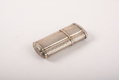 un étui à cigarettes ancien en argent sur fond blanc