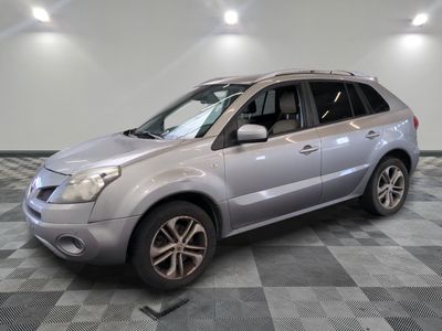 la photo d'une voiture argentée garée dans un garage