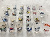 beaucoup de verres qui traînent par terre
