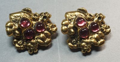MICRIS. Paire de clips d'oreille en métal doré et cabochon e…