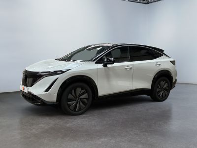 Le SUV Nissan blanc est garé dans une grande pièce.